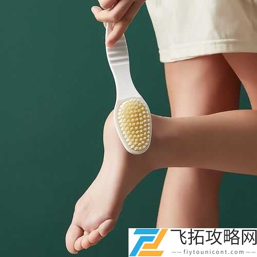 用刷子刷女特工脚底心:独特刺激的特工情节体验